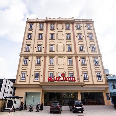 Blitz Hotel Batam Centre Екстер'єр фото