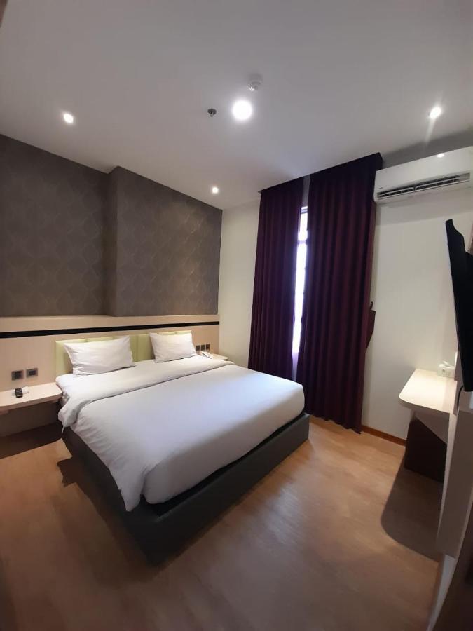 Blitz Hotel Batam Centre Екстер'єр фото