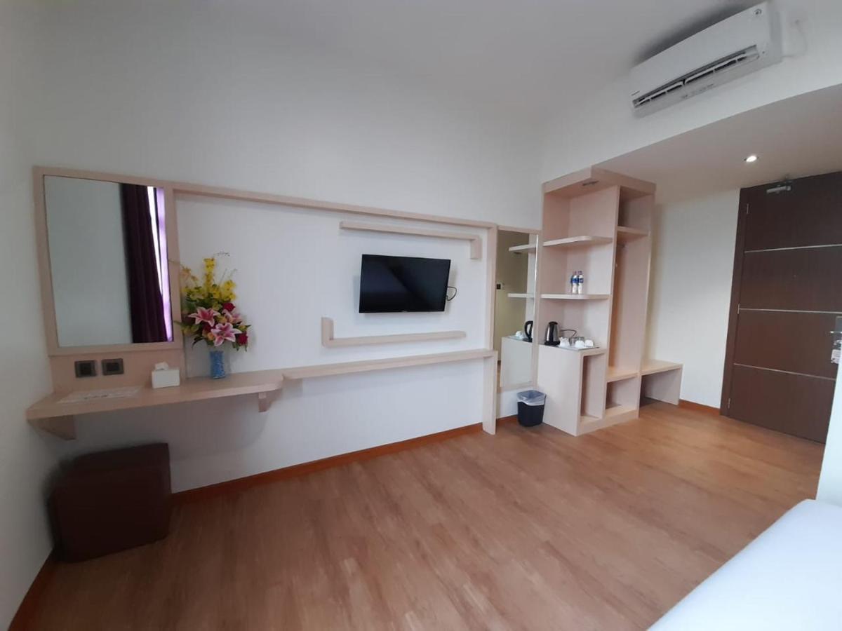 Blitz Hotel Batam Centre Екстер'єр фото