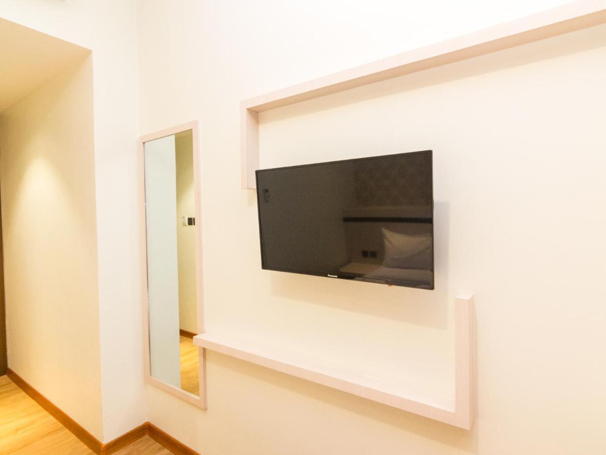 Blitz Hotel Batam Centre Екстер'єр фото